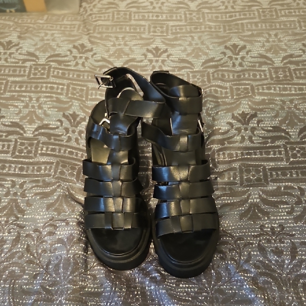 NWOT Steve Madden Black Cosmic Platform Sandals